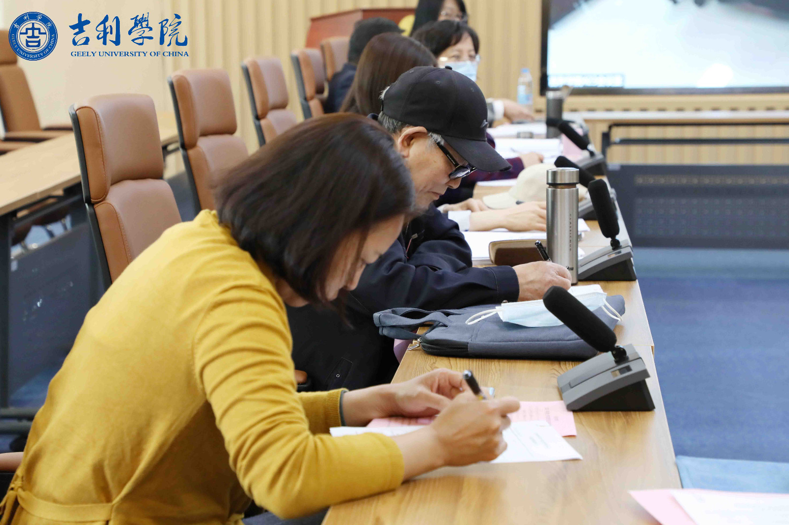 3-评审委员翻阅资料（北京）.jpg