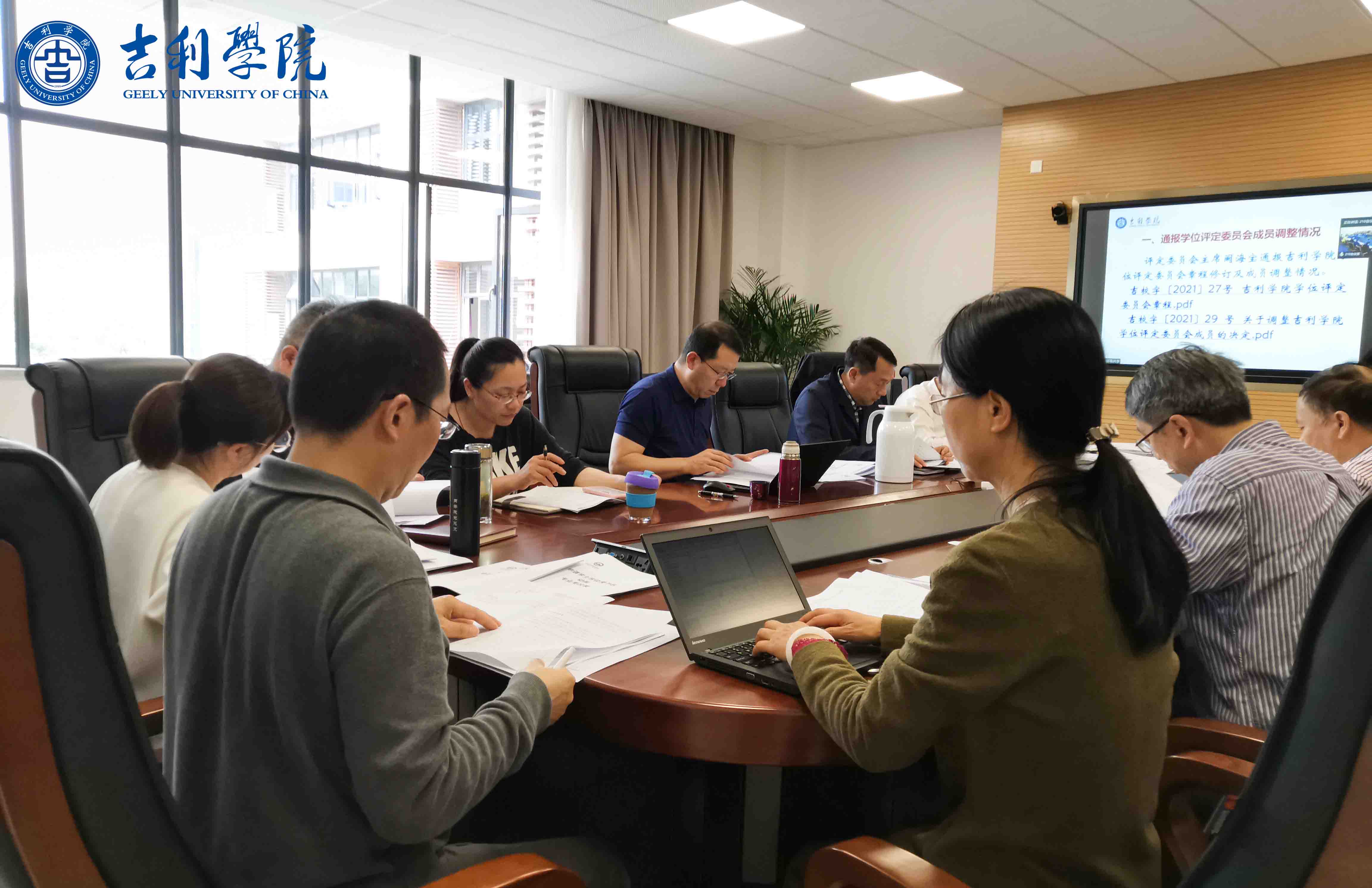 3-评审委员翻阅资料（成都）.jpg
