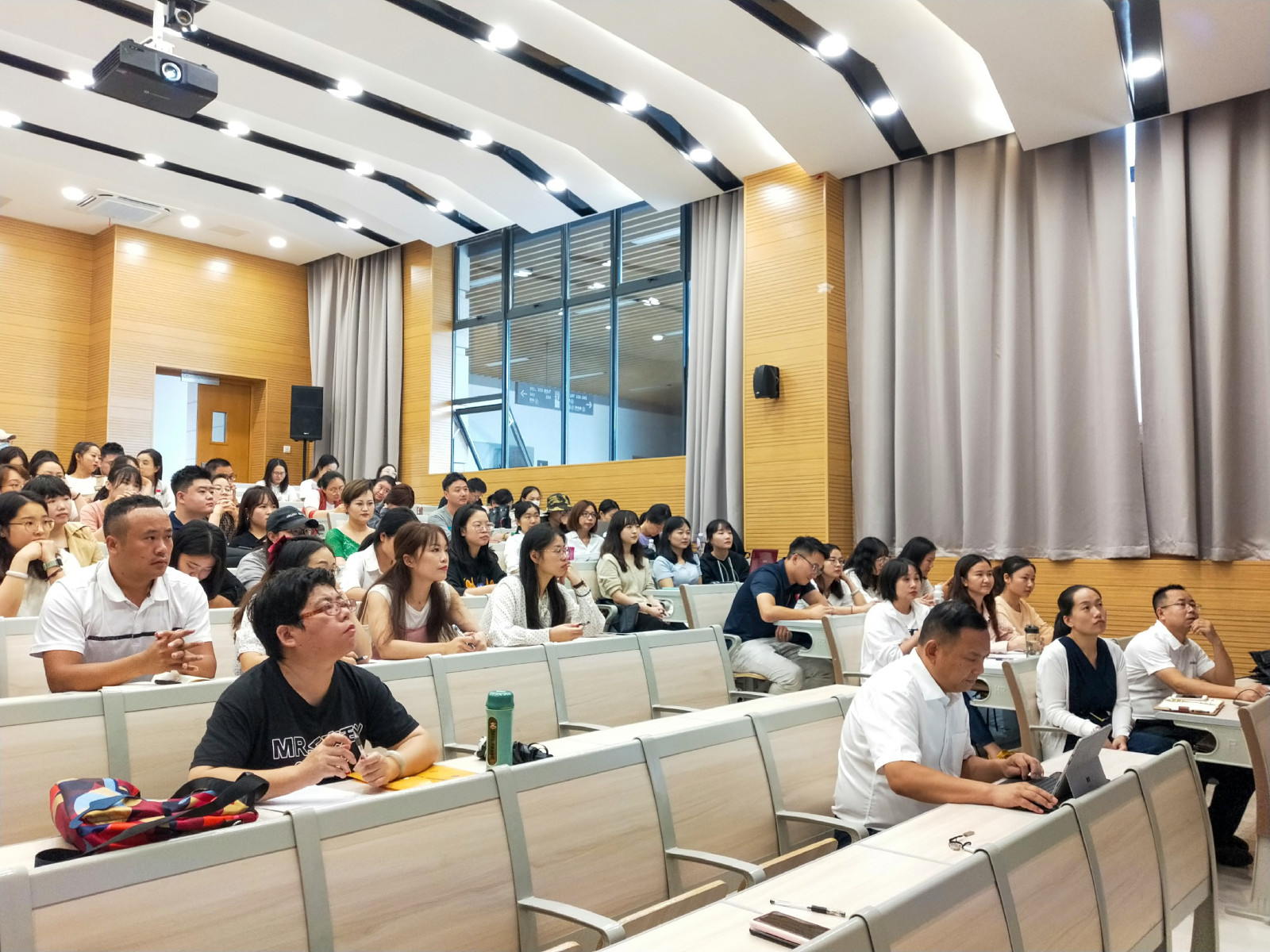 人文学院~1.jpg