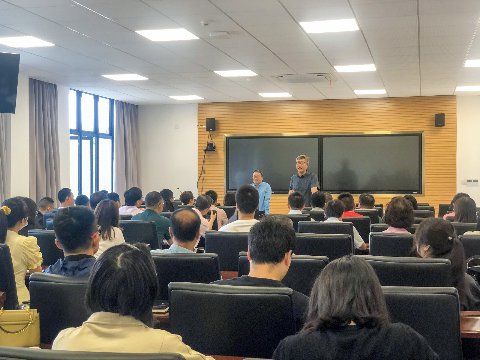 体育与健康学院~1.jpg