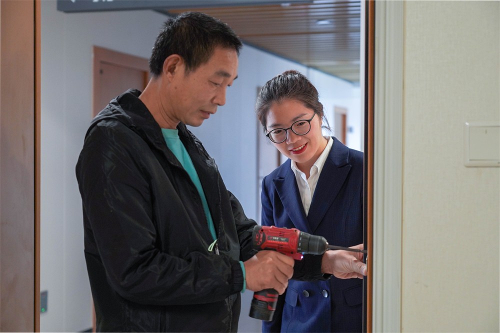 后勤人员收到报修后及时为学生修理门锁.jpg