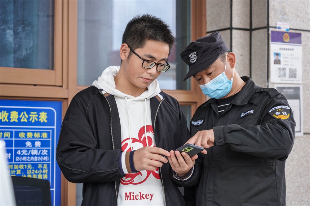 保卫人员为学生耐心讲解疫情防控要求.jpg