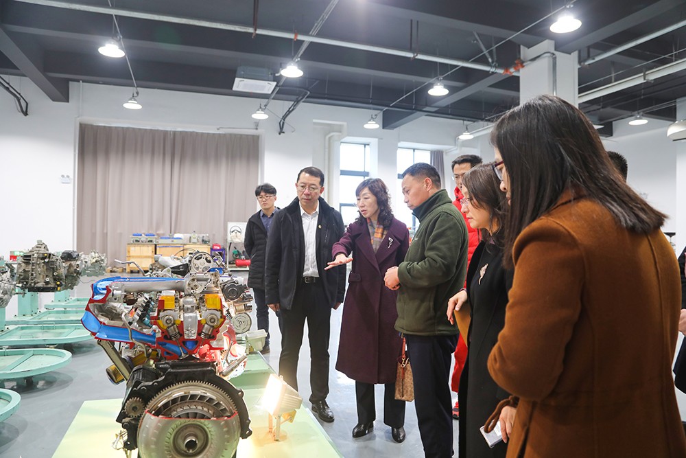 参观汽车工程实验实训中心4.jpg