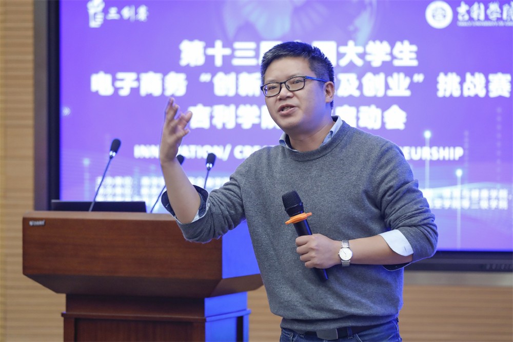 张利教授作经验分享~1.jpg