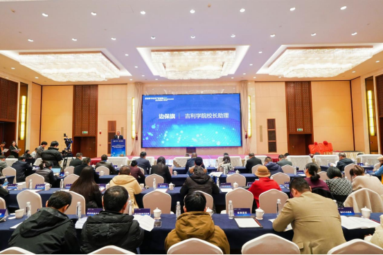 2024“数字经济产教创新合作论坛”暨吉利学院长三角校友企业联盟成立大会在嘉兴国家电子商务示范基地隆重举行217.png 2024“数字经济产教创新合作论坛”暨吉利学院长三角校友企业联盟成立大会在嘉兴国家电子商务示范基地隆重举行217.png