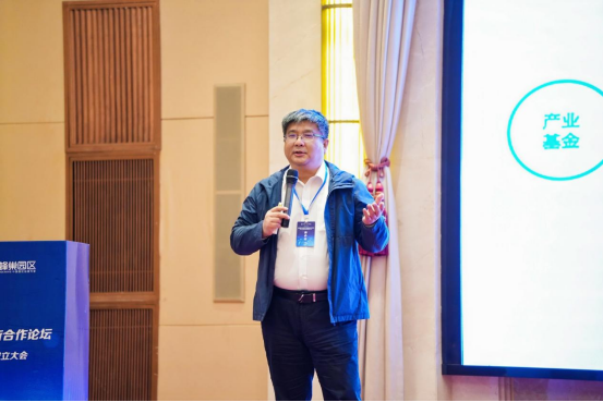 2024“数字经济产教创新合作论坛”暨吉利学院长三角校友企业联盟成立大会在嘉兴国家电子商务示范基地隆重举行507.png