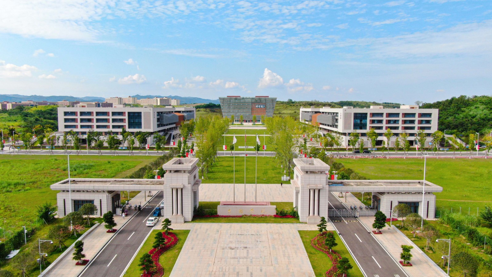 1、吉利学院南门.jpg